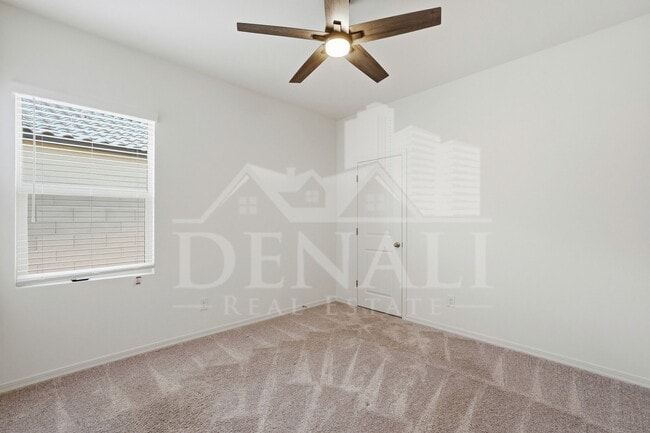 Building Photo - 10941 N 165th Ave