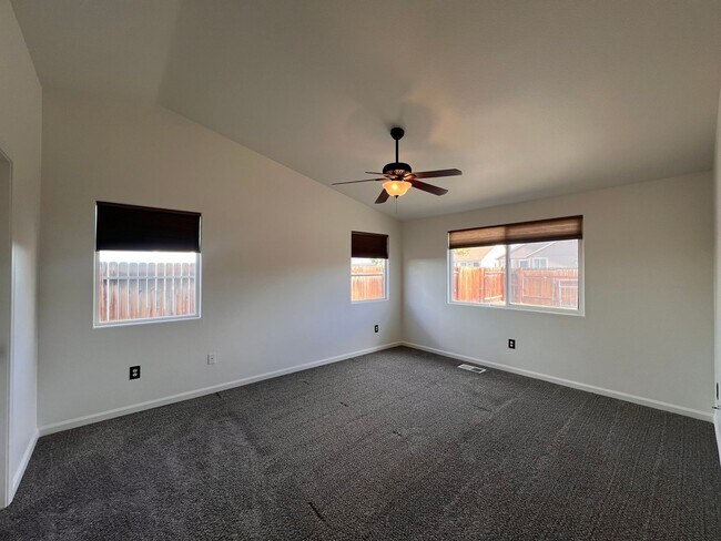 Building Photo - 3-bedroom Fernley home