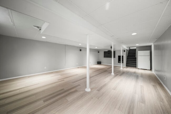 Building Photo - 31 Varno Ln