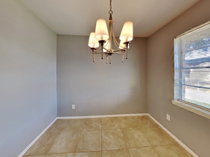Building Photo - 722 E Brown Ln