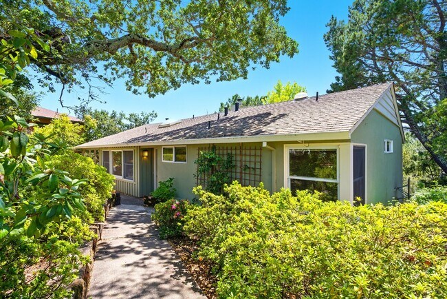 Building Photo - Gorgeous 4 bedroom home in Greenbrae with ...