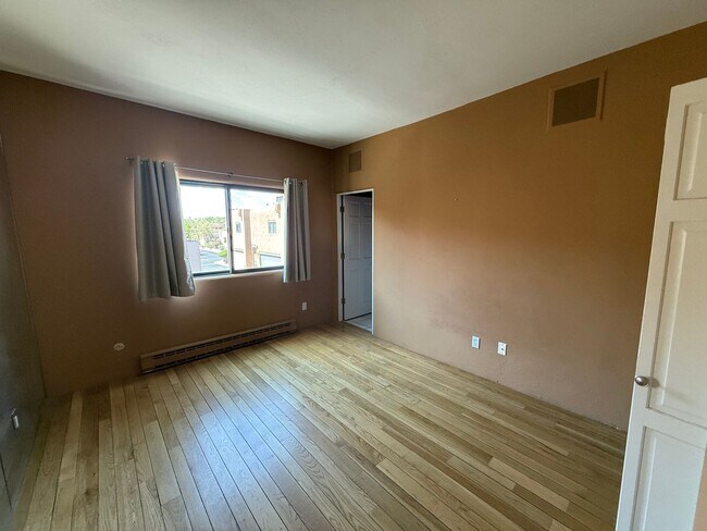 Building Photo - Townhome Near Old Town and Sawmill District