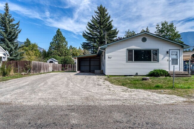 Building Photo - Beautifully renovated three bedroom with l...
