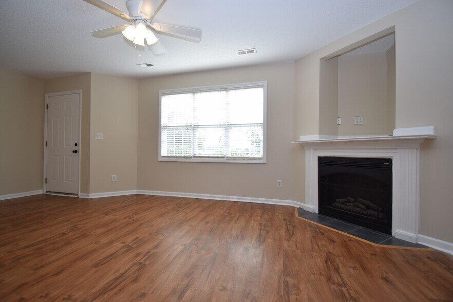 Building Photo - 2380 Vineyard Dr