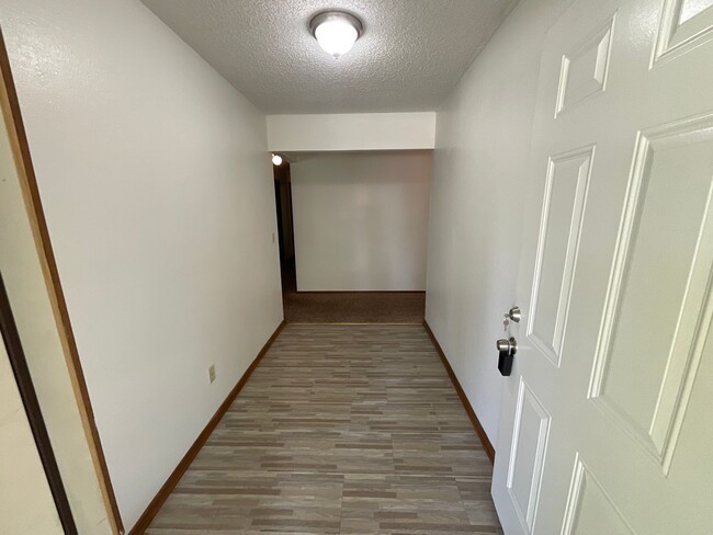 Building Photo - 3 Bed. 2 Bath, 2 Car Garage