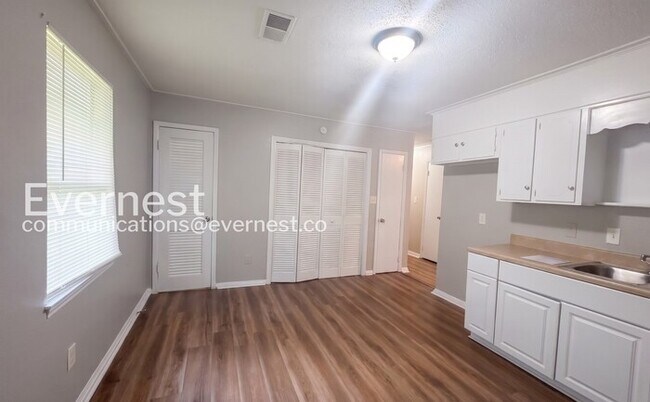 Building Photo - 3 Bed/1 Bath Home with Off-Street Parking / Vouchers Accepted / Available Now!