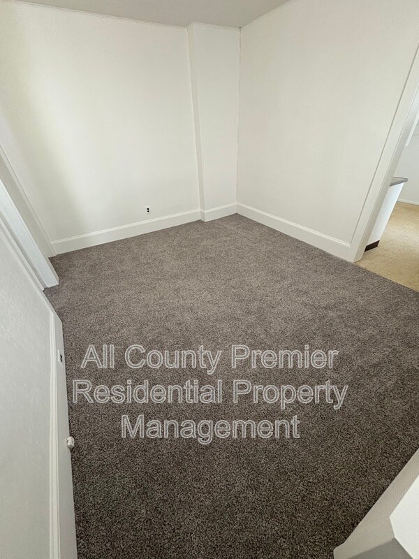 Building Photo - 723 Sampson Ave