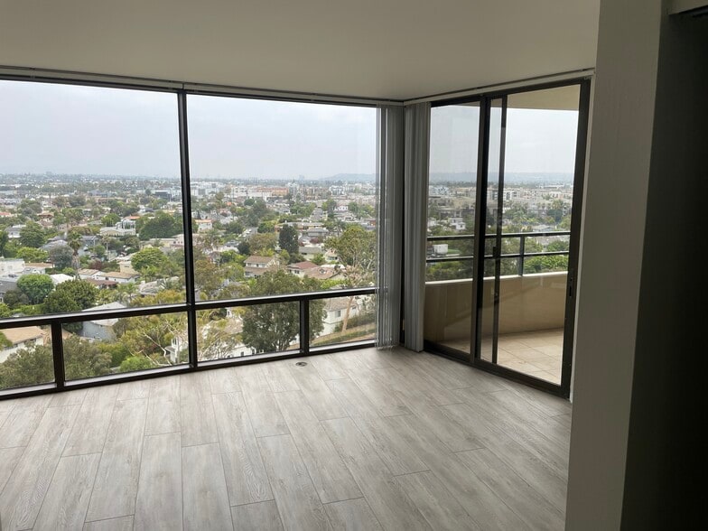 City views all the way to the Hollywood sign - 4337 Marina City Dr