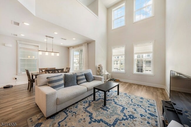 Building Photo - 707 Station Rd