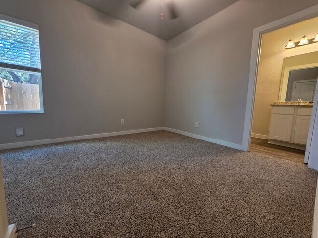 Building Photo - Townhome for Rent