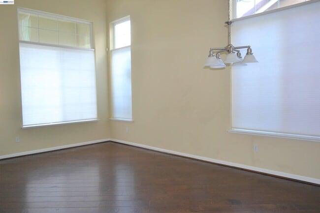 Building Photo - 1336 Tiffany Dr