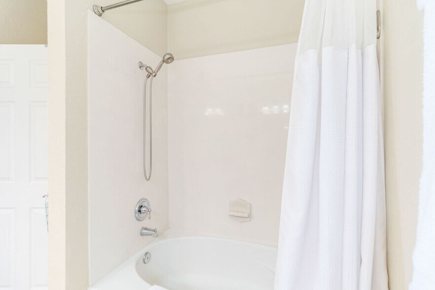 Building Photo - 5038 Tideview Cir