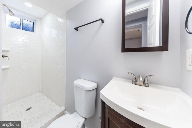 Building Photo - 117 R St NW