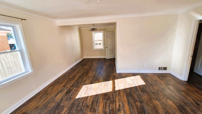 Primary Photo - 4678 Bowen Ave