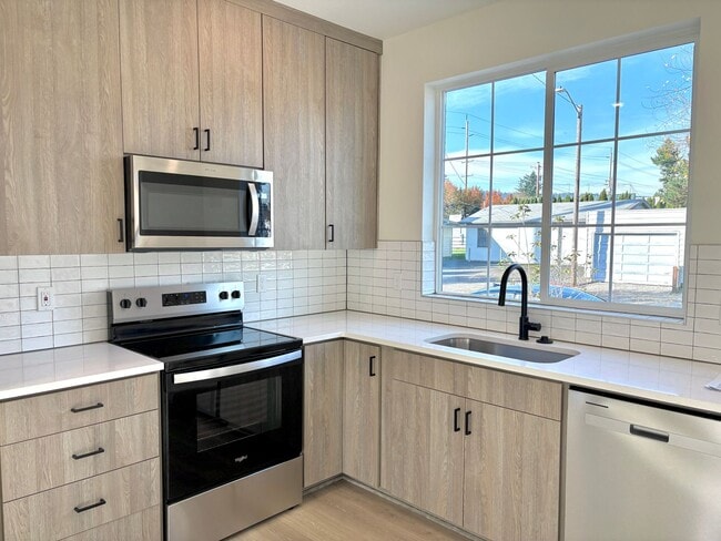 Building Photo - *MOVE-IN SPECIAL*  St. Johns New Build Townhouse - Bright and Spacious End Unit 2 Bedroom with A/...