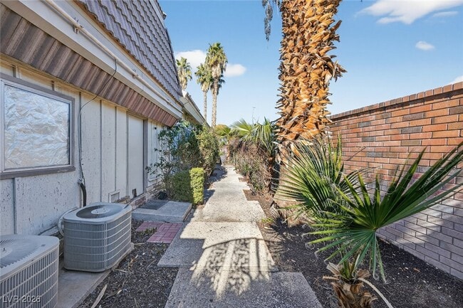 Building Photo - 1114 Vegas Valley Dr