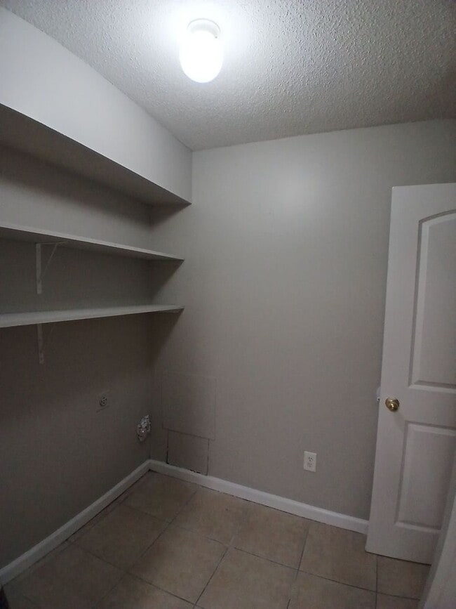 Building Photo - Newly Refreshed 3 bedroom 2 bath Duplex - Open To Section 8
