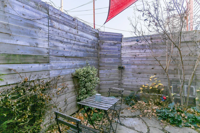 Building Photo - Fully Renovated 3 BR/1.5 BA Apartment in C...