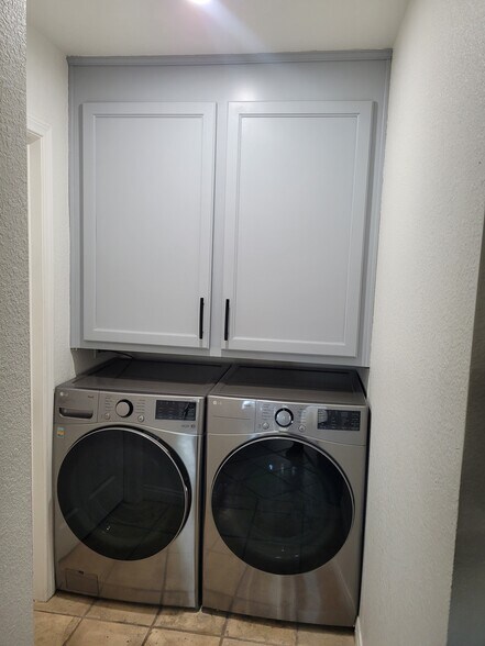 Washer and dryer machines - 9860 Dale Ave