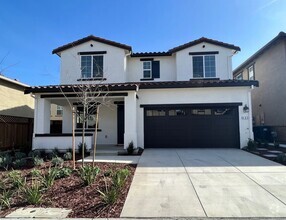 Building Photo - Gorgeous Nearly New Home With 4 Bed, 2.5 b...