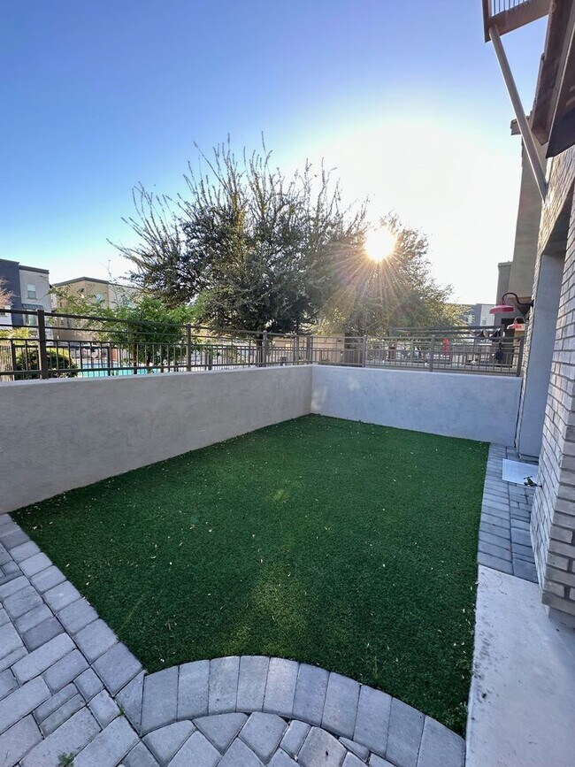 Building Photo - 4 bed 2.5 bath townhouse in The Crossings