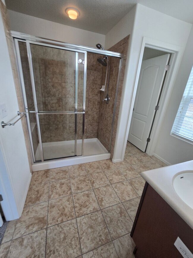 Building Photo - Beautiful 4-Bed, 3.5-Bath Home with Mounta...