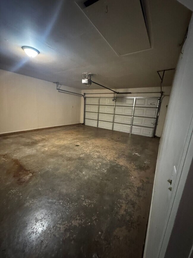 Building Photo - (3) Bed/(2) Bath with (2) Living Areas in MWC Avail NOW!