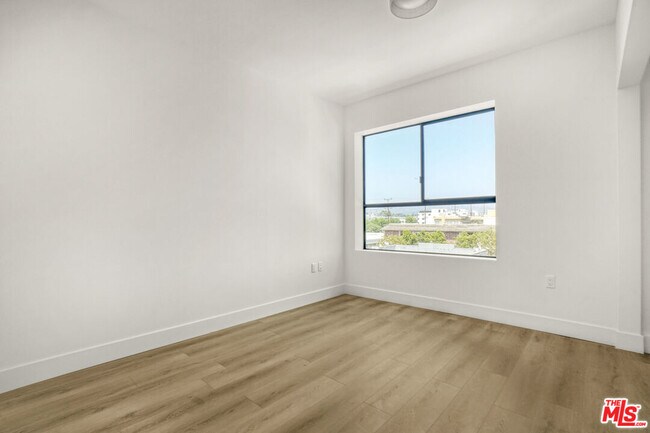 Building Photo - 1822 Overland Ave