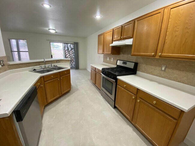 Building Photo - 4 Bed/2.5 Bath - Remodeled