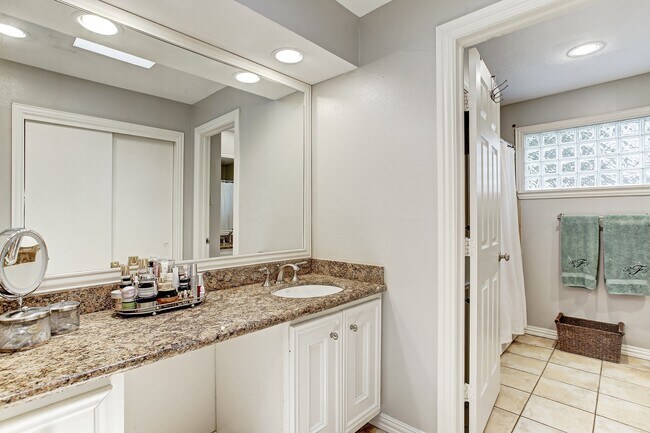 Building Photo - 751 W 43rd St