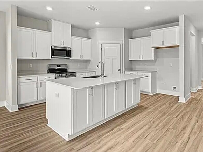 Building Photo - 5583 Clarity St