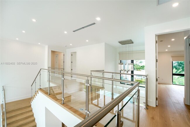 Building Photo - 333 NE Spanish Ct