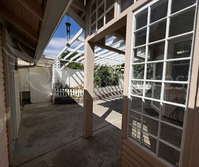 Building Photo - Three Bedroom, Two Bathroom House Near Sha...