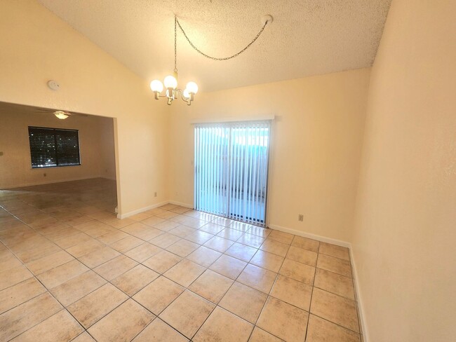 Building Photo - 4921-4923 Saddlerock Way