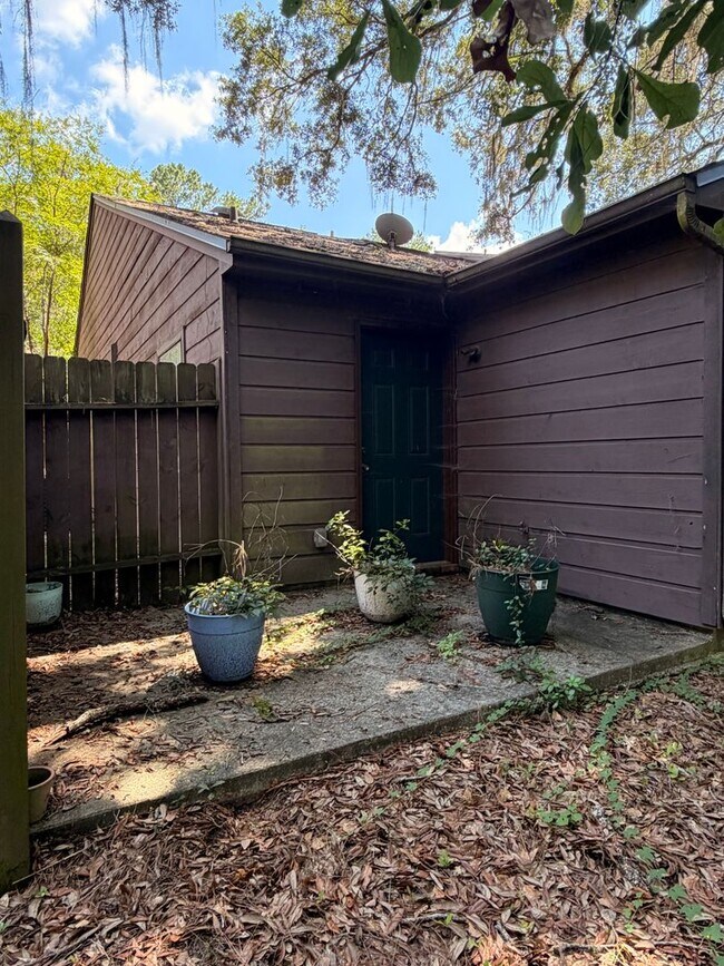 Building Photo - 2 Bed/ 2 Bath Near FSU