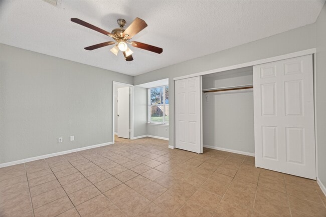 Building Photo - 5211 Devon Green Dr