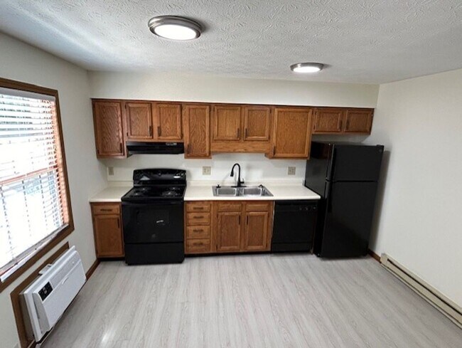 Primary Photo - Updated 2 Bedroom and 1.5 Bath Townhome - ...
