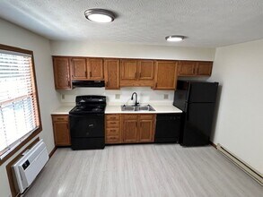 Building Photo - Updated 2 Bedroom and 1.5 Bath Townhome - ...