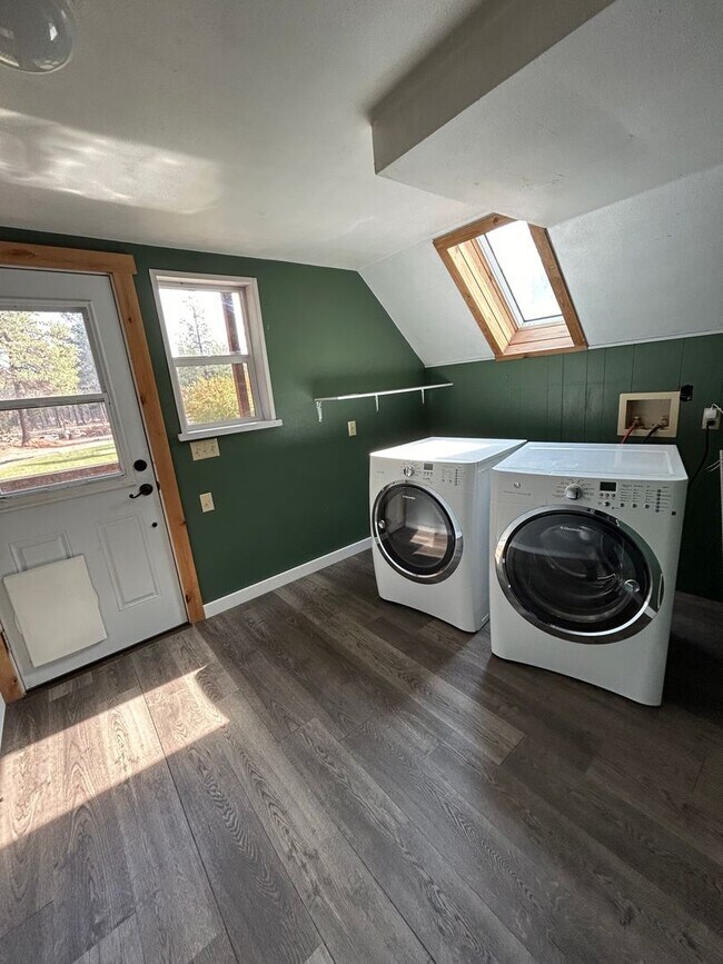 Building Photo - BAT-649