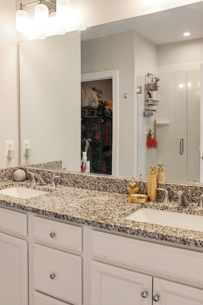 Building Photo - Primary bedroom with private bath