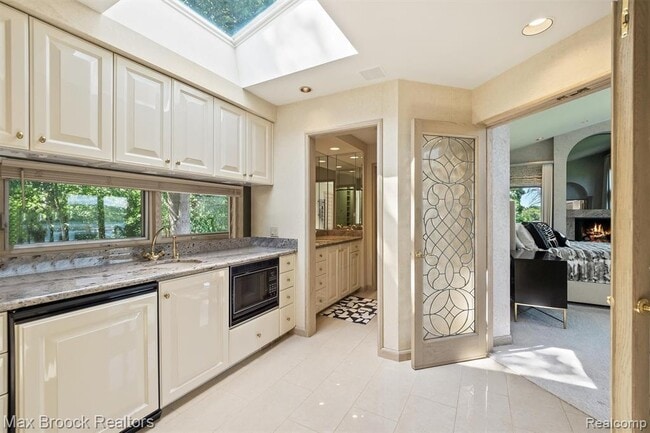 Building Photo - 3333 W Shore Dr