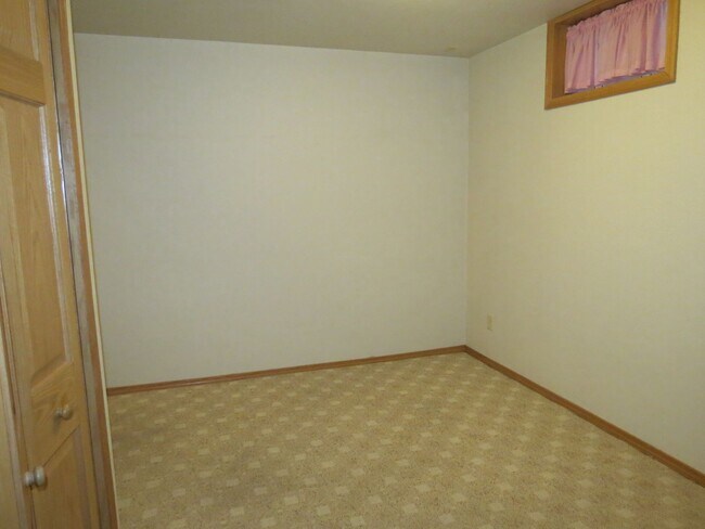 Building Photo - 3 BEDROOM | 2 BATH | SPACIOUS RAPID VALLEY...