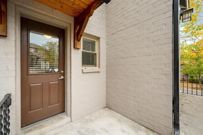 Building Photo - 2831 Hillside Dr