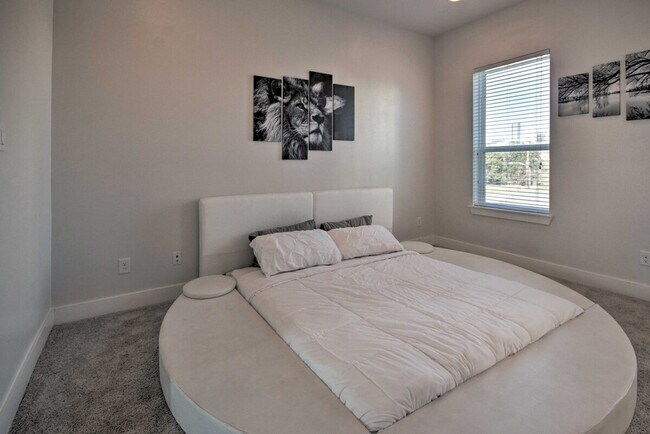 Building Photo - 2107 Stuart St