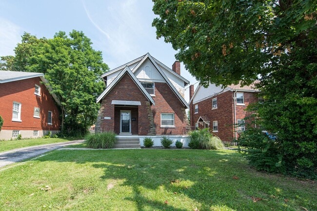 Building Photo - COVEDALE- 3 bedroom 1.5 bath Tudor with up...