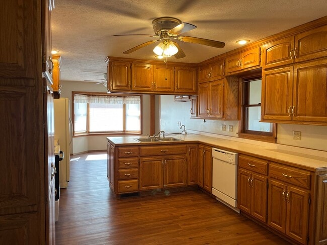 Building Photo - Country living at a great Price.
