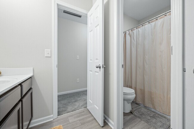 Building Photo - 4007 Woodview Dr