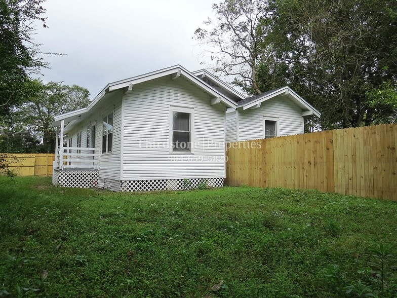 Building Photo - 3326 W 1st St