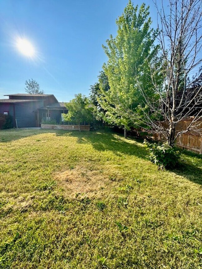 Building Photo - 3-Bedroom, 2-Bathroom Single-Level Home in Bozeman, MT