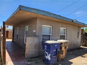 Building Photo - 1 bedroom 1 bathroom  back house with a pr...